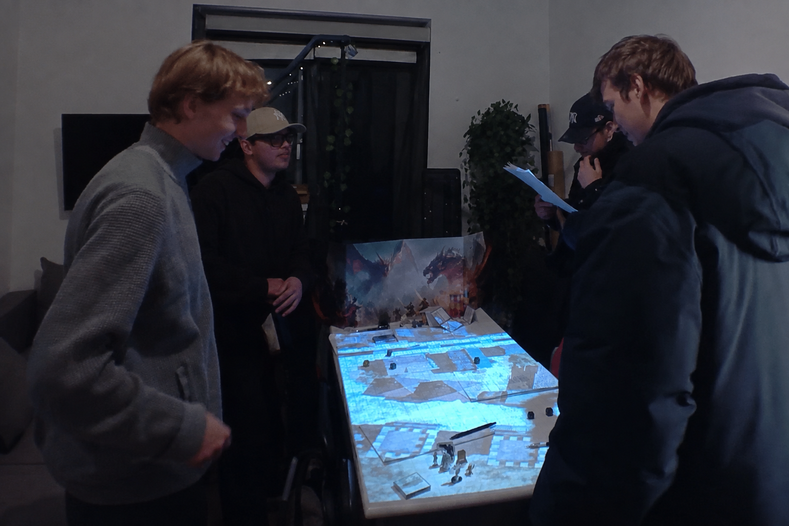 Spillergruppe afslutter en projection-mapping Dungeon Master-session